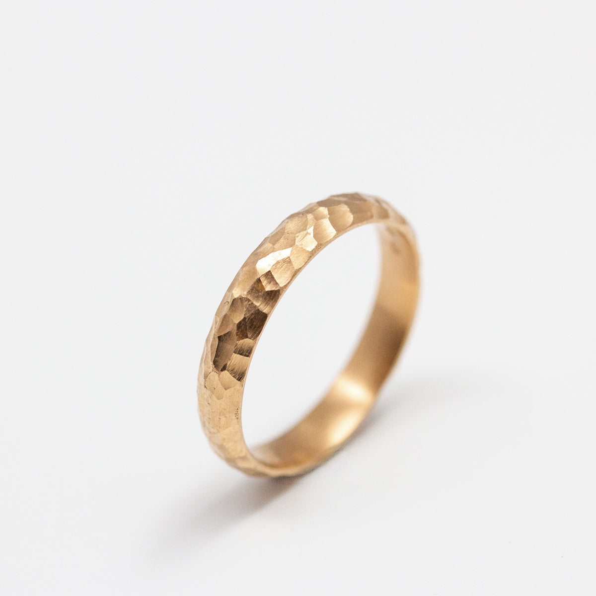 Alliance originale homme or 18 carats demi-jonc 4mm  fabriquée artisanalement à Paris