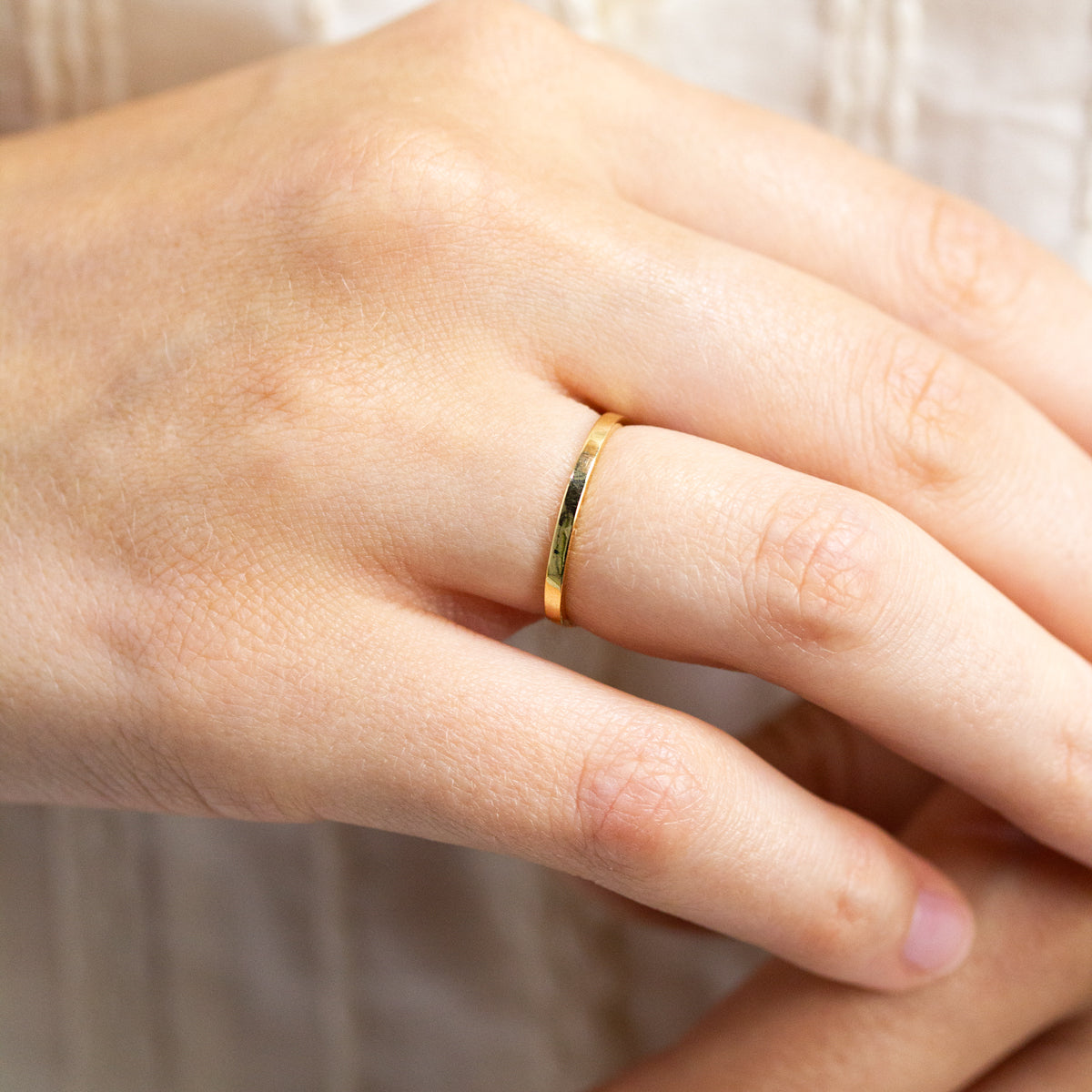 Alliance très fine lisse 1,5mm fabriquée en or éthique 18 carats Fairmined artisanalement à Paris