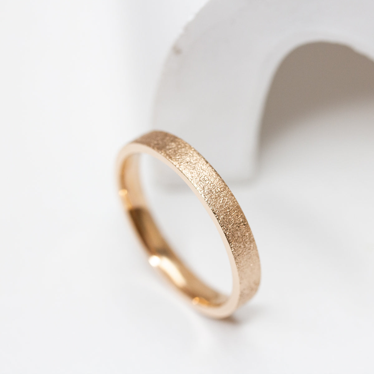 Alliance originale Gina à l'aspect pailleté en or rose-champagne Fairmined 750/1000, réalisée dans une joaillerie éthique. 