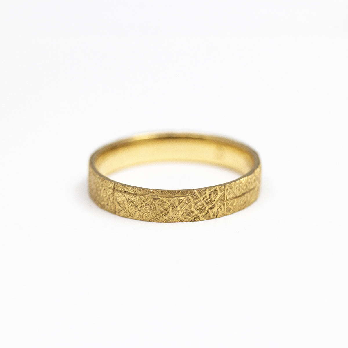 Alliance mariage homme originale ruban 4mm, texture rainurée Hélia fabriquée à la main en or recyclé blanc 750/1000 + prime Fairmined