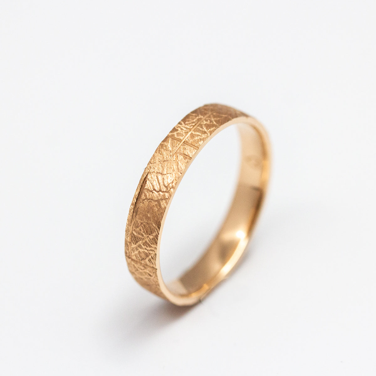 Alliance mariage homme originale ruban 4mm, texture rainurée Hélia fabriquée à la main en or recyclé rouge 750/1000 + prime Fairmined