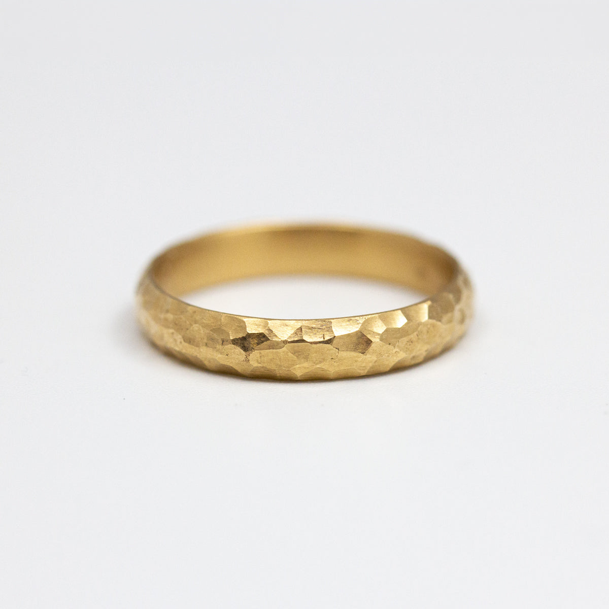 Alliance martelée homme or 18 carats demi-jonc 4mm  fabriquée artisanalement à Paris
