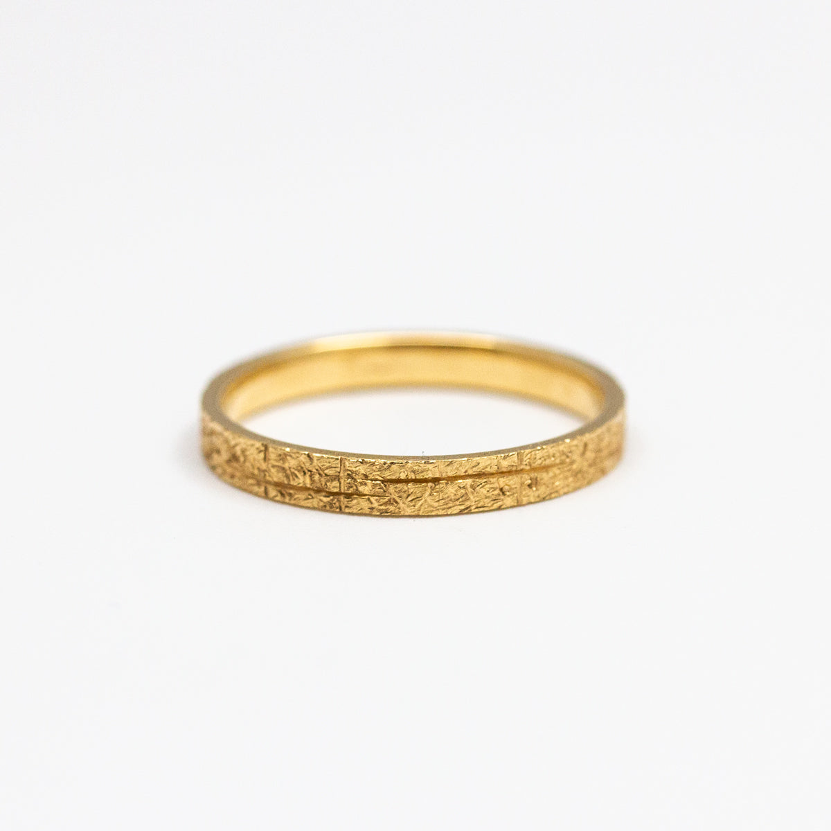 Alliance originale unisexe ruban 3mm texture rainurée Hélia en or rose-champagne recyclé 750/1000 fabriquée à la main à Paris. Joaillerie éthique 