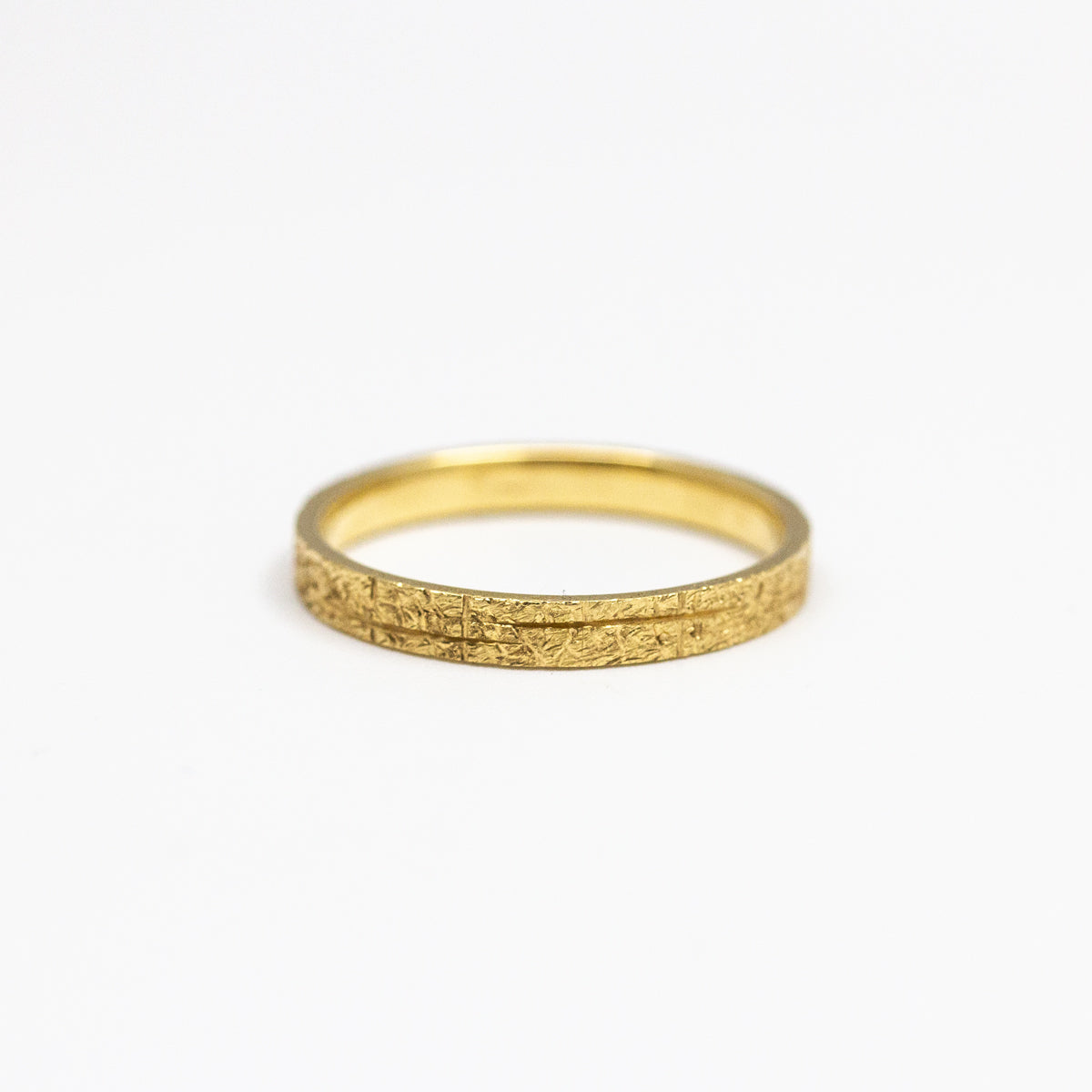 Alliance mariage originale ruban 3mm texture rainurée Hélia en or jaune recyclé 750/1000 fabriquée à la main à Paris. Joaillerie éthique 