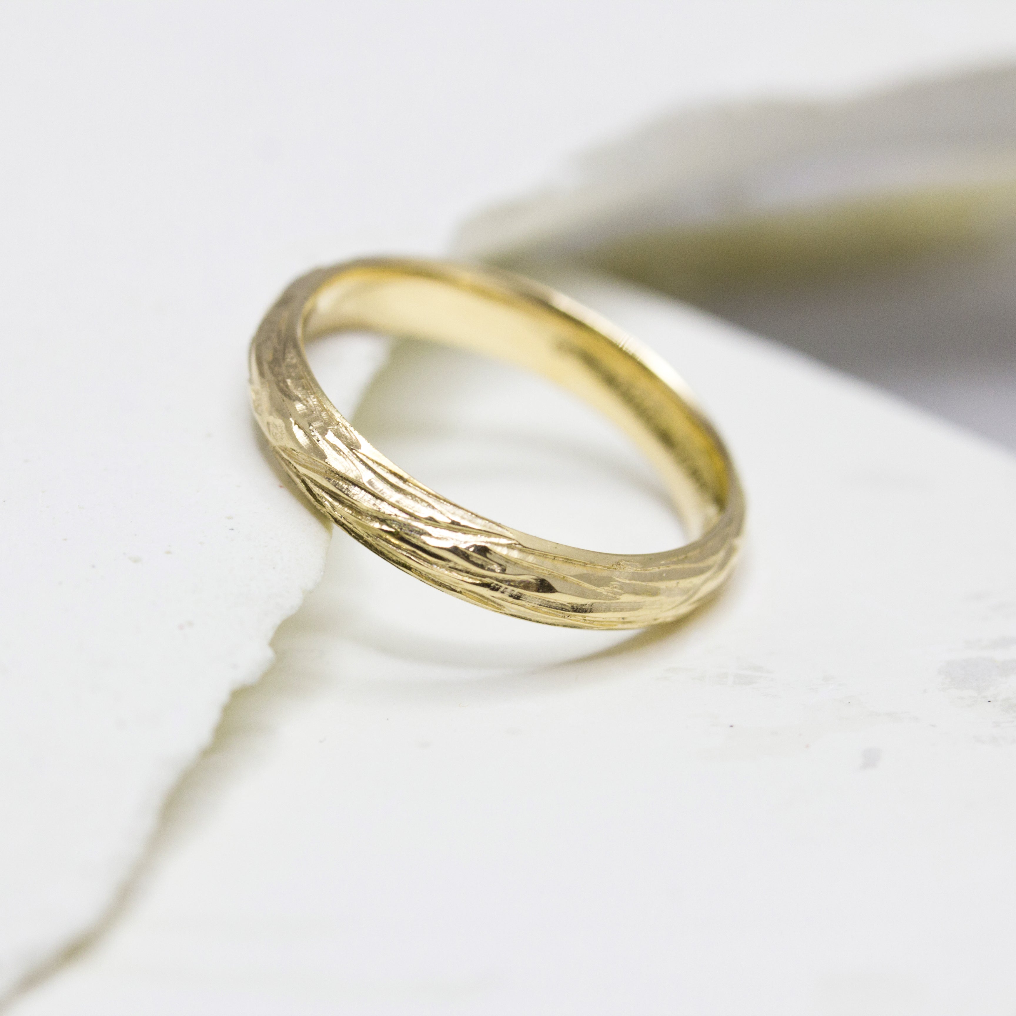 Alliance à inspiration végétale en or Fairmined 18 carats.