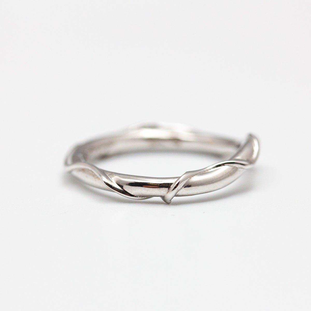 Alliance organique en or blanc 750/1000 pour femme, créée sur-mesure dans notre atelier de joaillerie éhique 