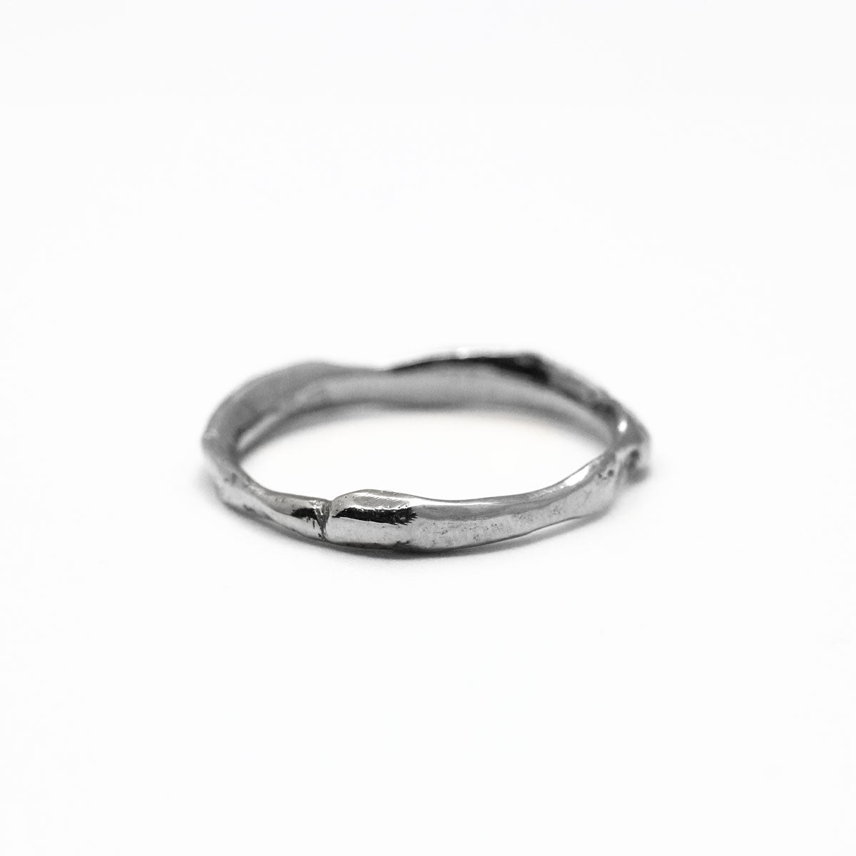 Alliance brute organique, bague de mariage originale femme et homme en argent rhodié réalisée artisanalement à Paris dans notre propre atelier de joaillerie éthique