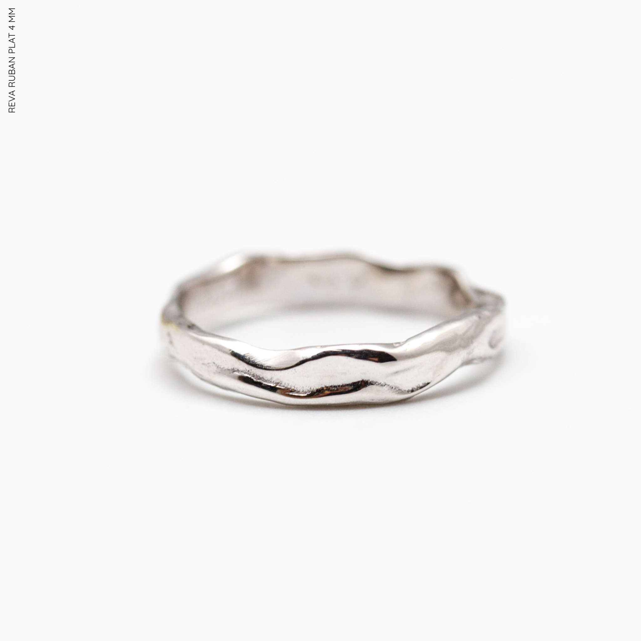 Alliance brute organique, bague de mariage originale femme et homme en argent rhodié réalisée artisanalement à Paris dans notre propre atelier de joaillerie éthique