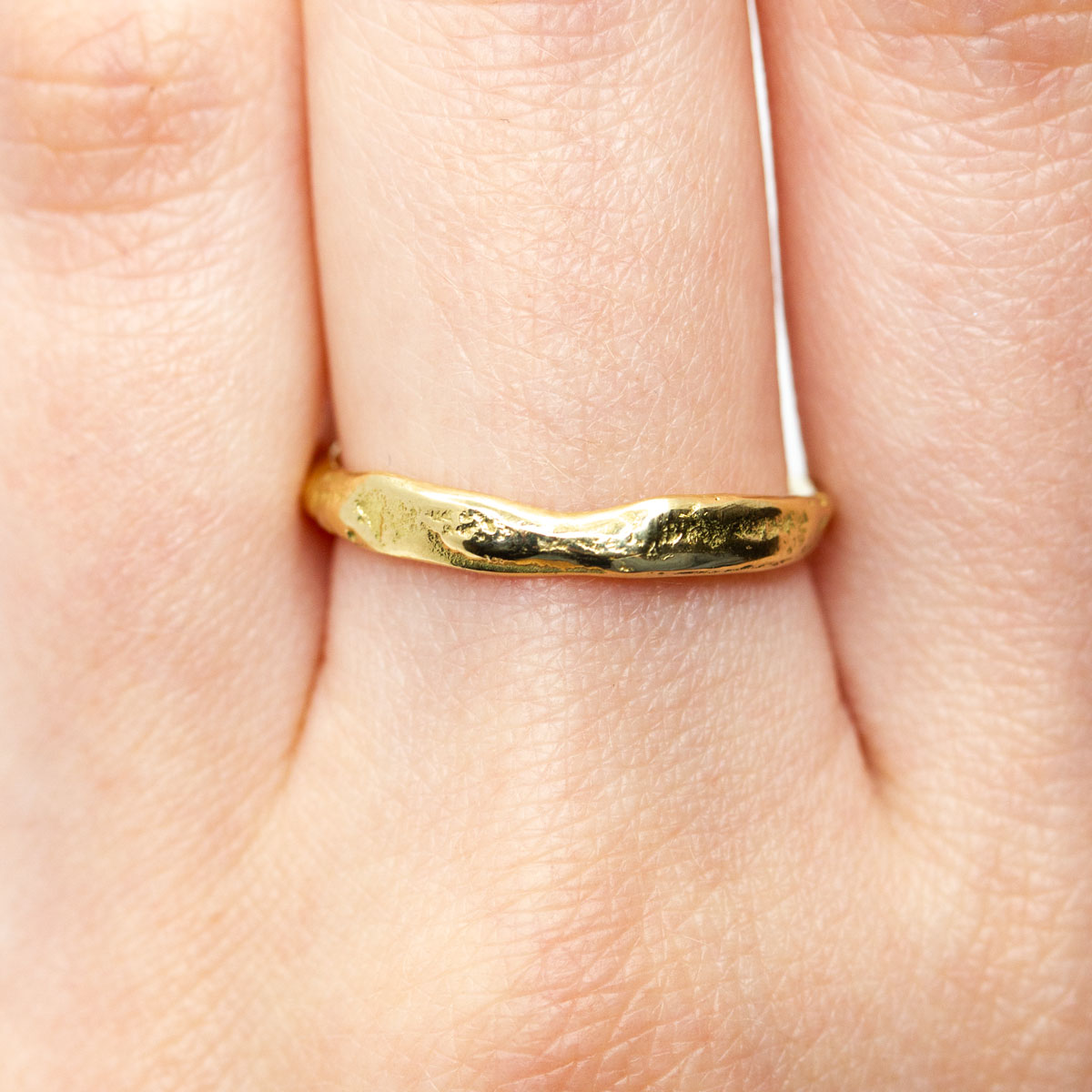Alliance brute organique, bague de mariage originale femme et homme en argent rhodié réalisée artisanalement à Paris dans notre propre atelier de joaillerie éthique