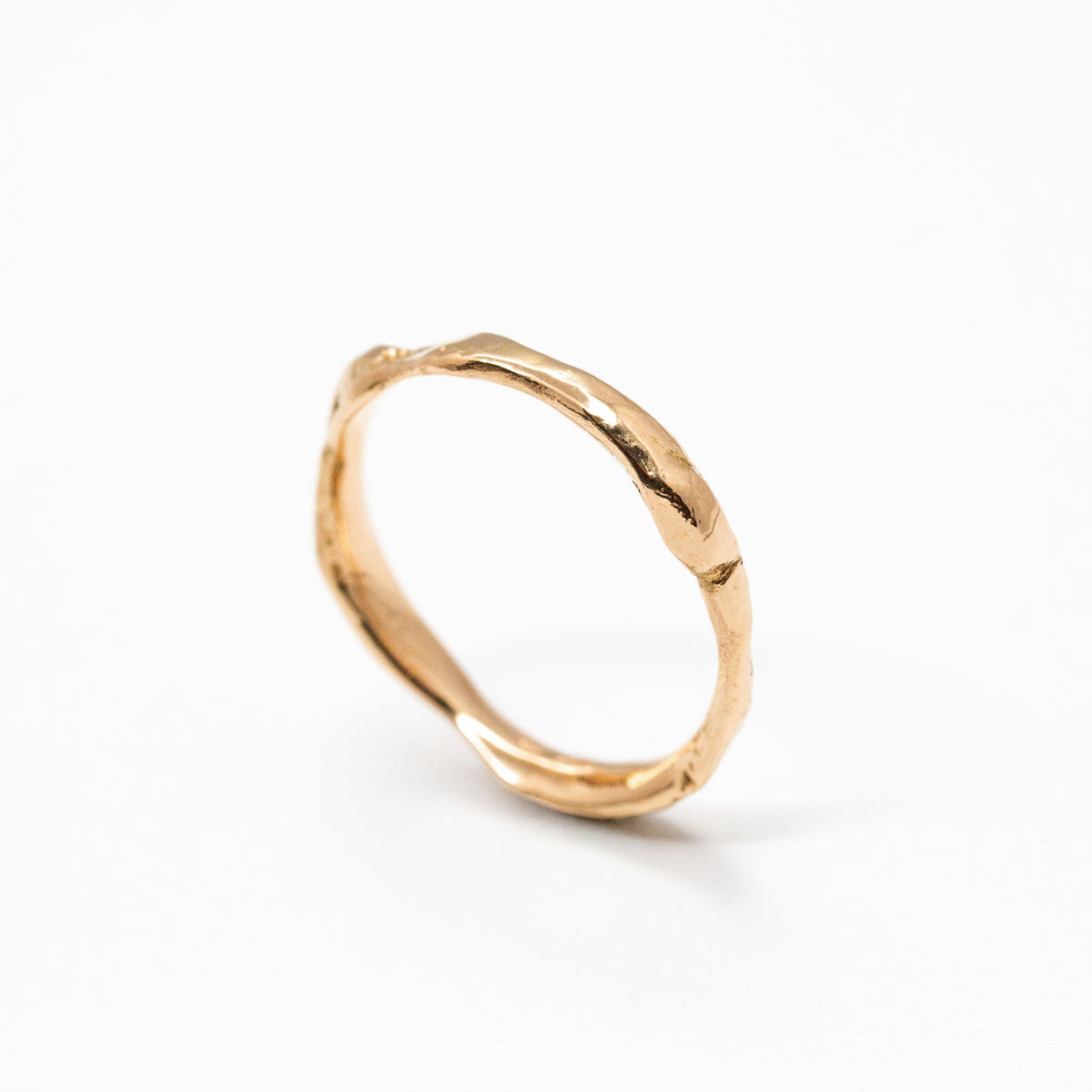 Alliance bague de mariage ondulée homme en or rose-champagne 750/1000 recyclé + prime Fairmined, avec une texture brute et unique qui rappelle l’or fondu, fabriquée à Paris dans une joaillerie éthique.