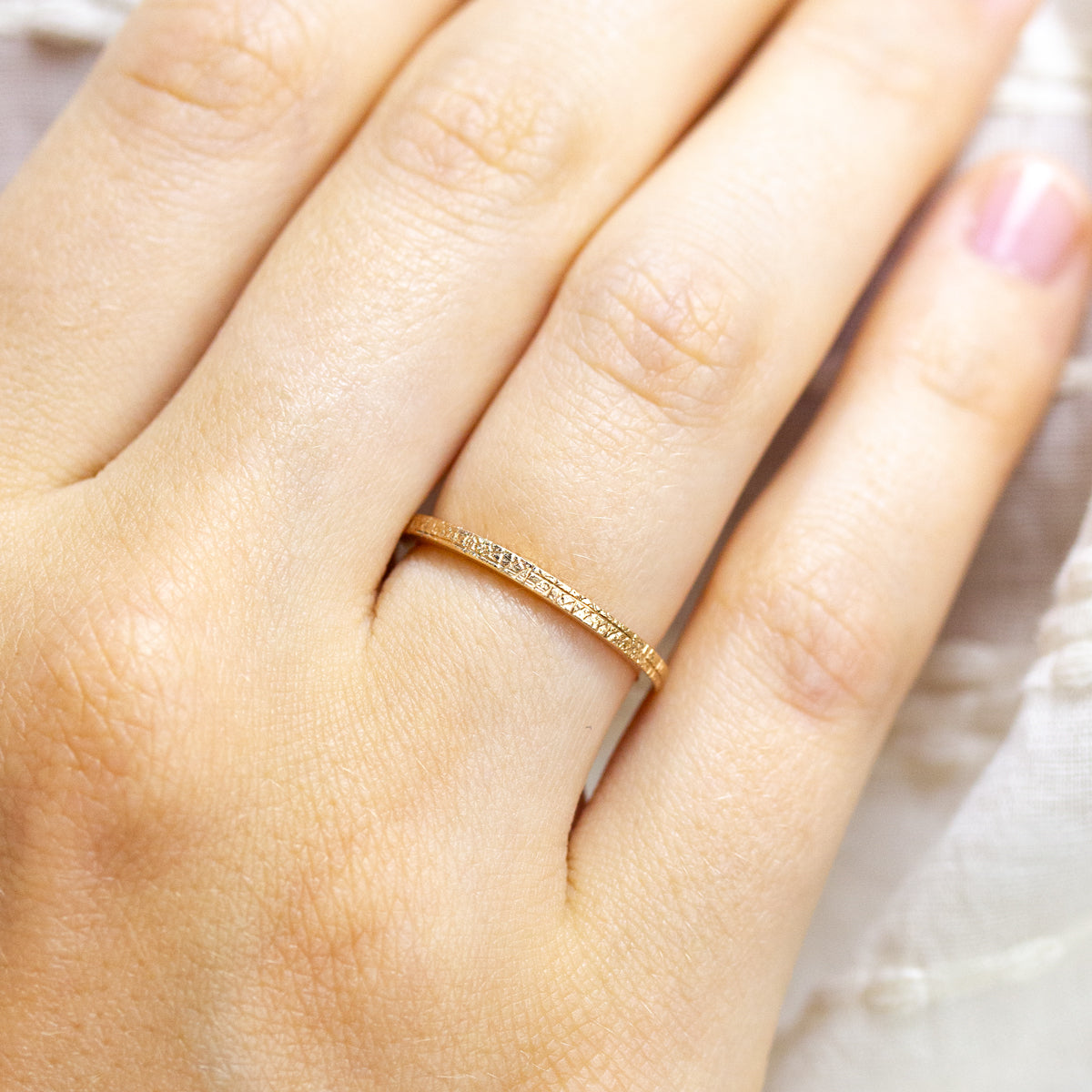 Alliance de mariage originale fine Hélia pour femme, en or éthique 18 carats texturé à la main dans un atelier de joaillerie parisien