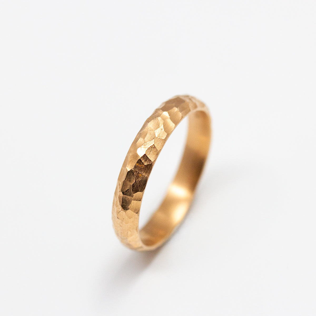 Alliance originale homme or 18 carats demi-jonc 4mm  fabriquée artisanalement à Paris