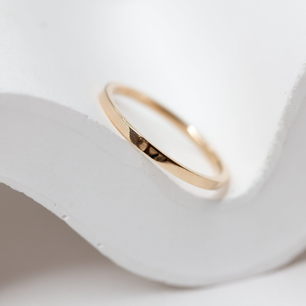 Alliance fine de 1,5 mm en or rose 18 carats, au poli éclatant, façonnée avec finesse dans notre atelier parisien.