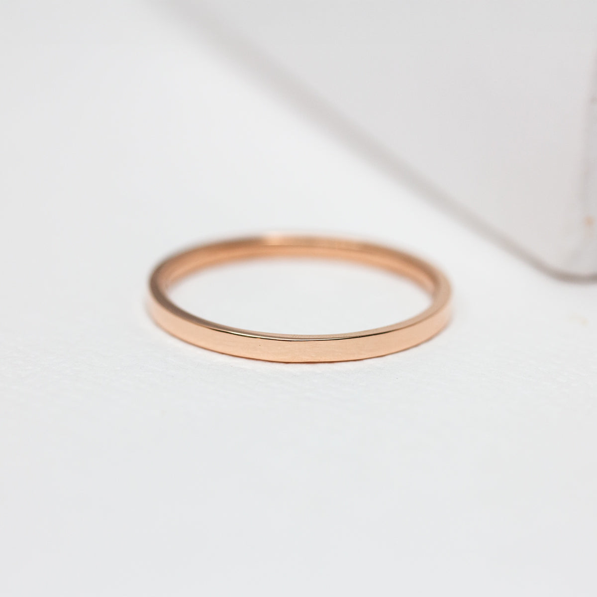 Alliance fine de 1,5 mm en or rouge 18 carats, au poli éclatant, façonnée avec finesse dans notre atelier parisien.