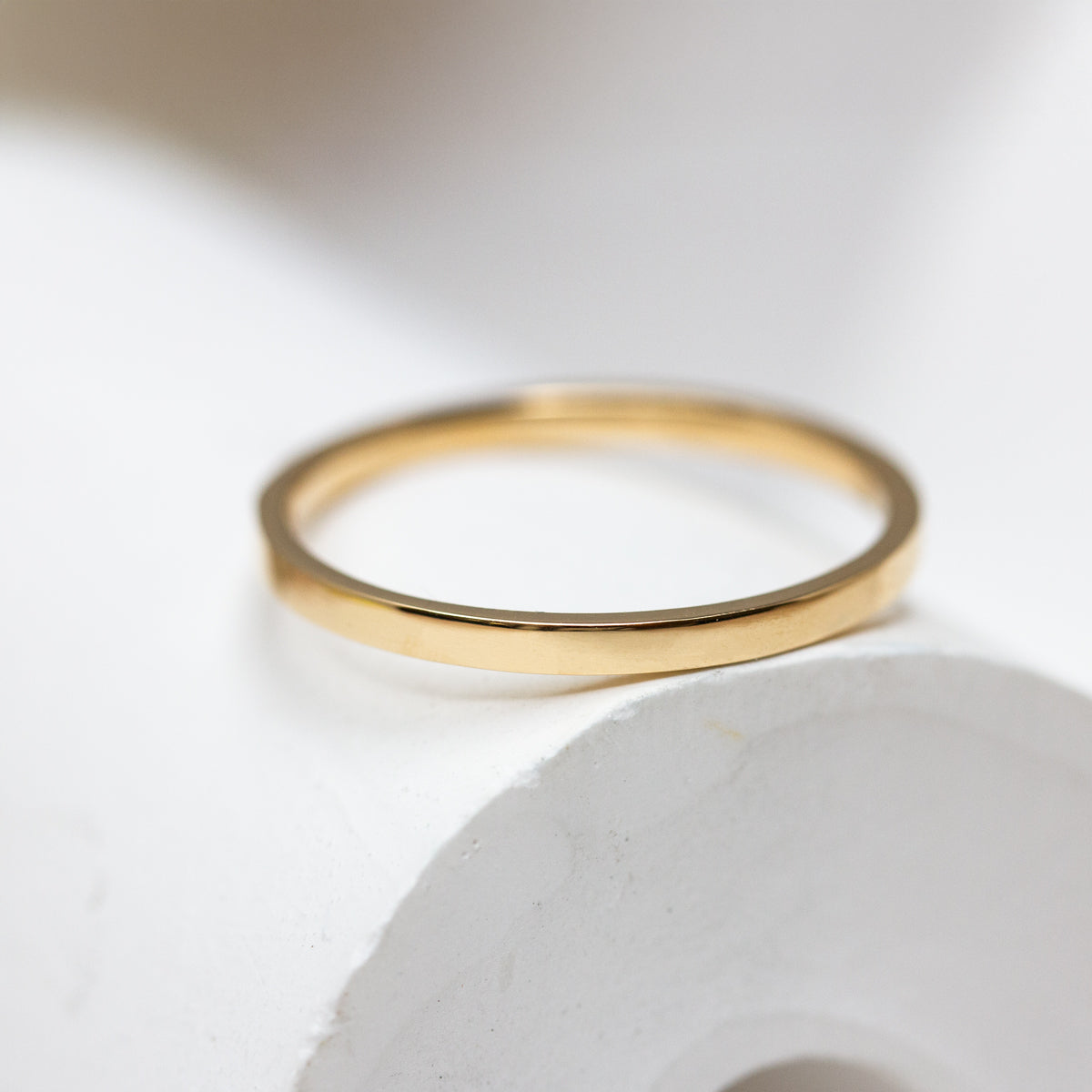 Alliance fine de 1,5 mm en or jaune 18 carats, au poli éclatant, façonnée avec finesse dans notre atelier parisien.