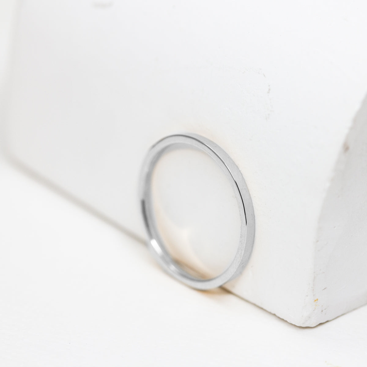 Alliance fine de 1,5 mm en or blanc, au poli éclatant, façonnée avec finesse dans notre atelier parisien.