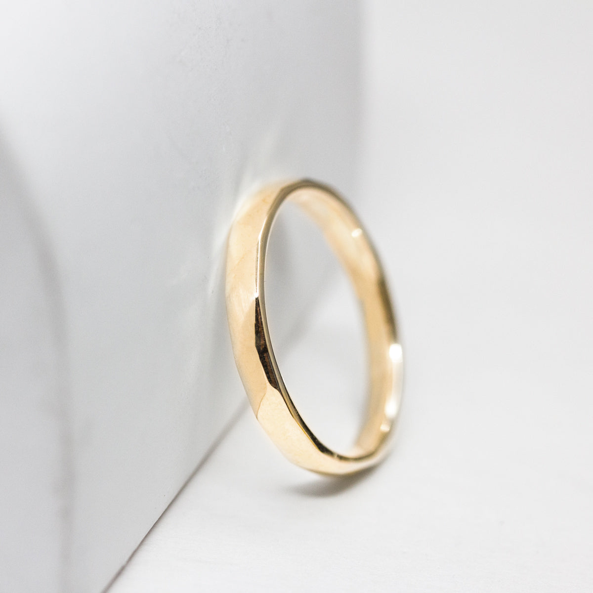 Alliance originale en or rose-champagne réalisée dans notre joaillerie éthique à Paris.