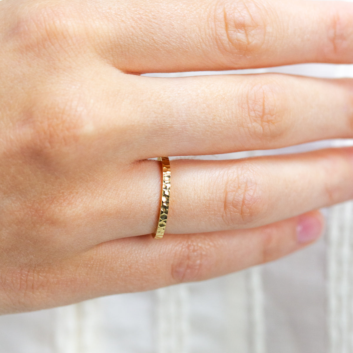 Alliance fine originale en ruban luxe pour femme, façonnée en or éthique 18 carats à Paris dans un atelier de joaillerie artisanale