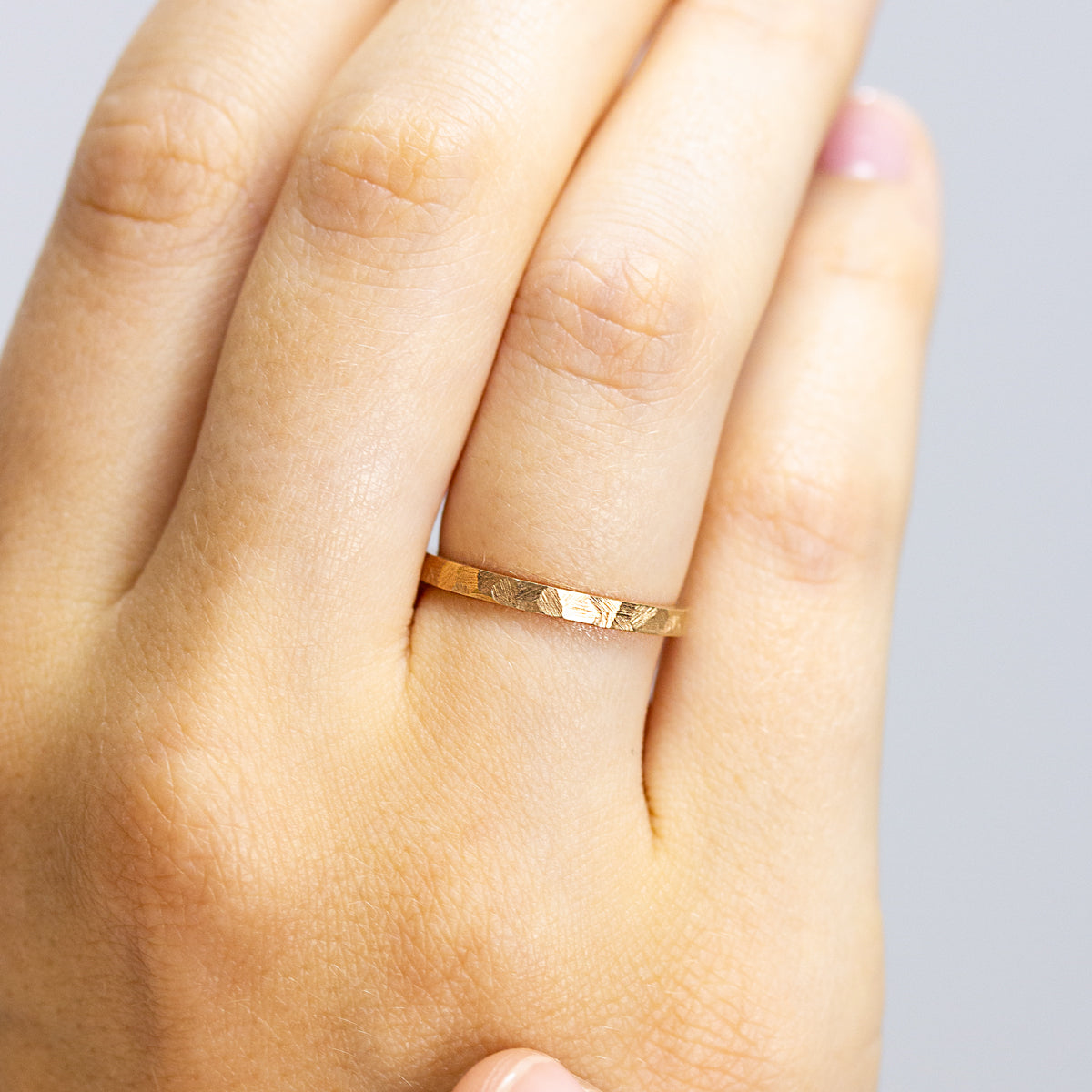 Anneau de mariage Staël fin en or brossé 18 carats Fairmined, unisexe, réalisée à Paris dans notre atelier de joaillerie - Paulette à Bicyclette