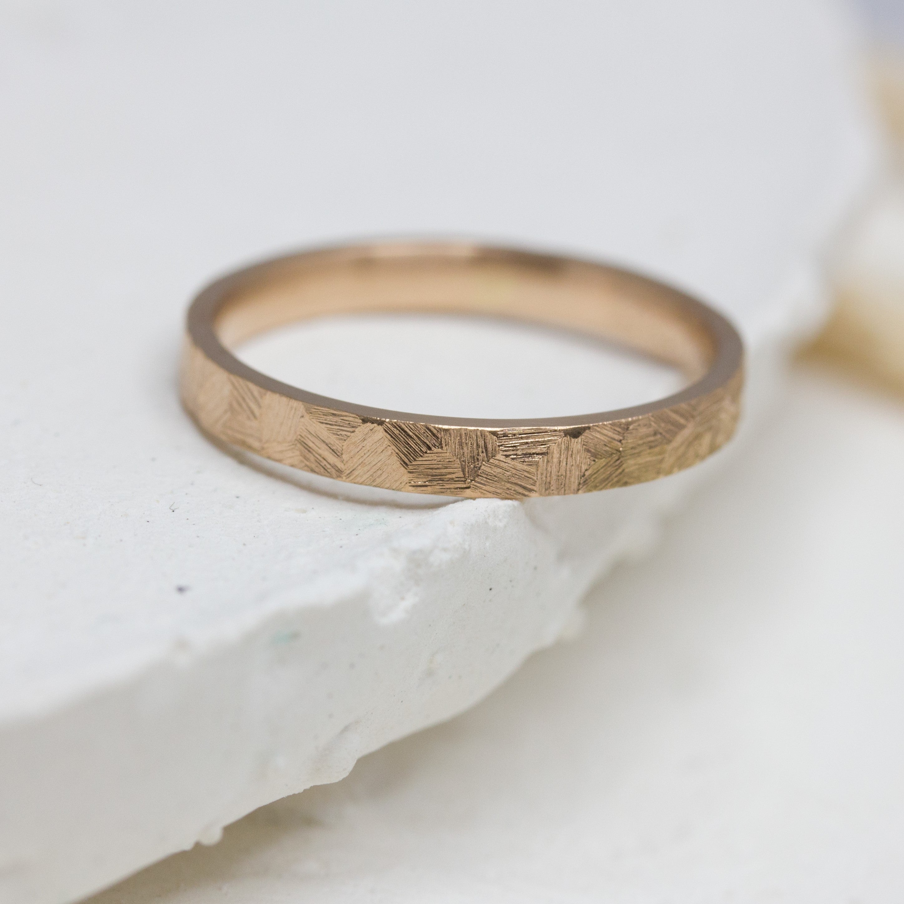 Anneau plat de mariage sur-mesure Staël en or rouge 18 carats éthique, réalisé à Paris dans un atelier de joaillerie - Paulette à Bicyclette