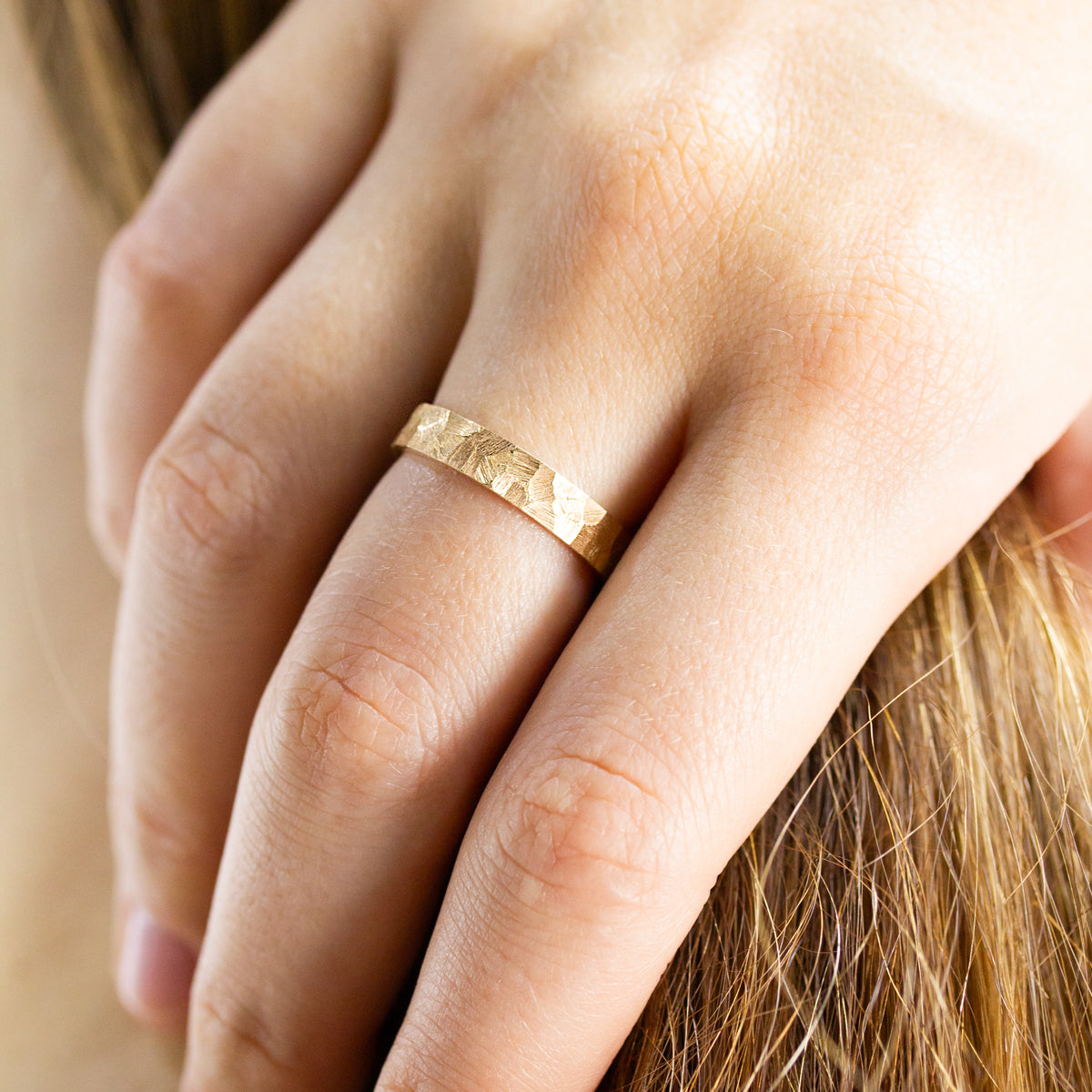 Alliance de mariage ruban large texturée Staël, pour homme et femme, réalisée sur mesure à la main dans un atelier joaillier à Paris