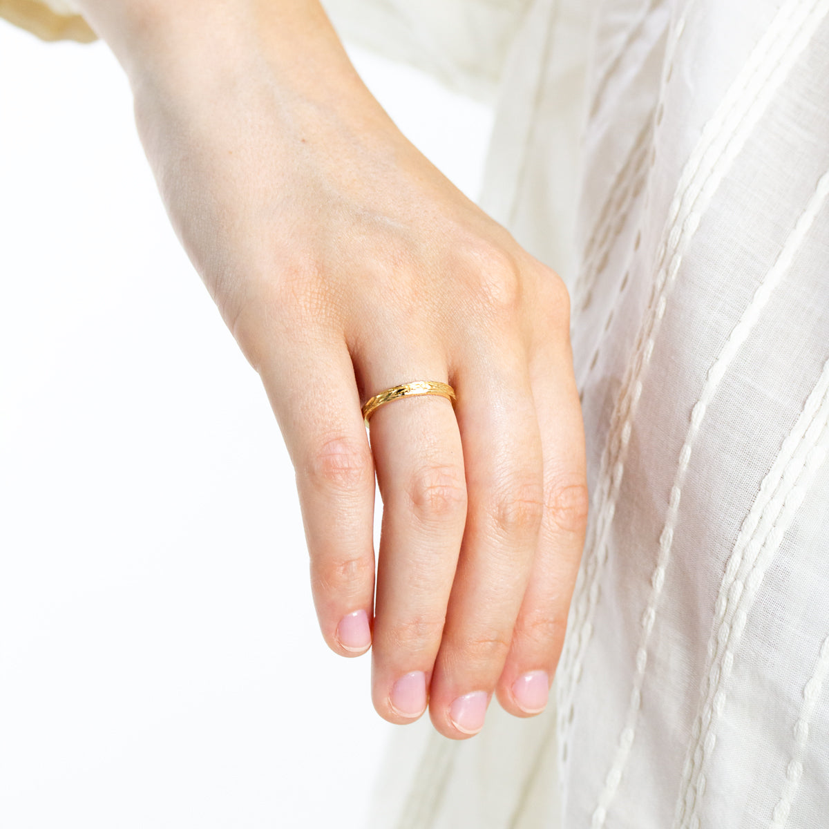 Alliance fine femme en or jaune éthique 18 carats Fairmined, texture artisanale inspirée de l'amandier | Joaillerie française éthique
