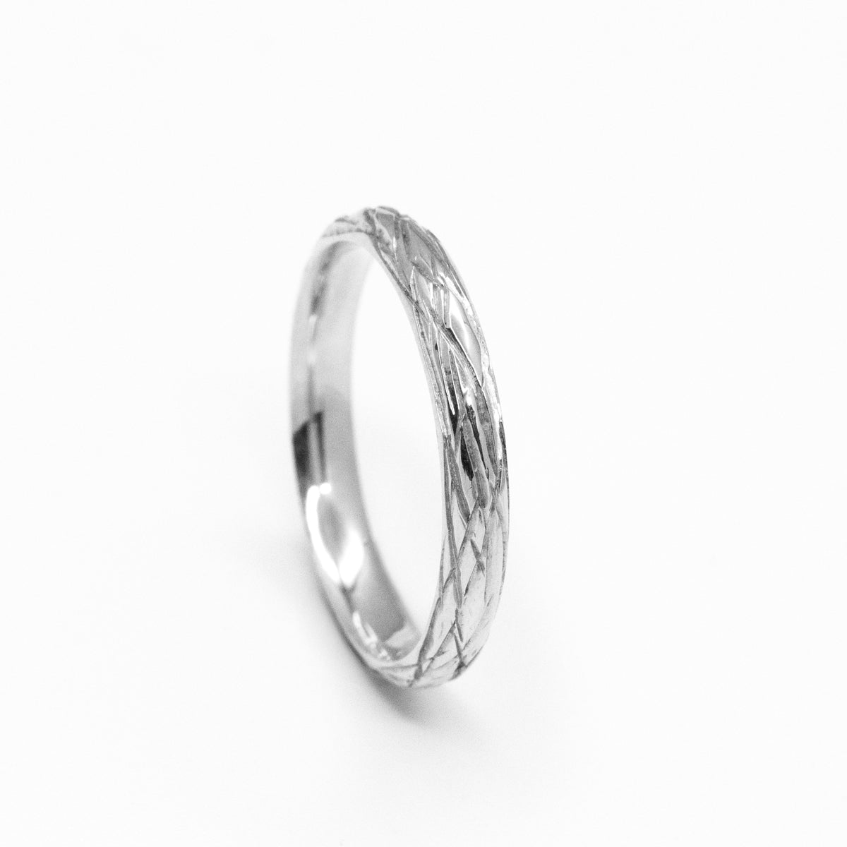 Alliance de mariage originale bombée 3 mm en or blanc Fairmined. Fabrication artisanale à Paris