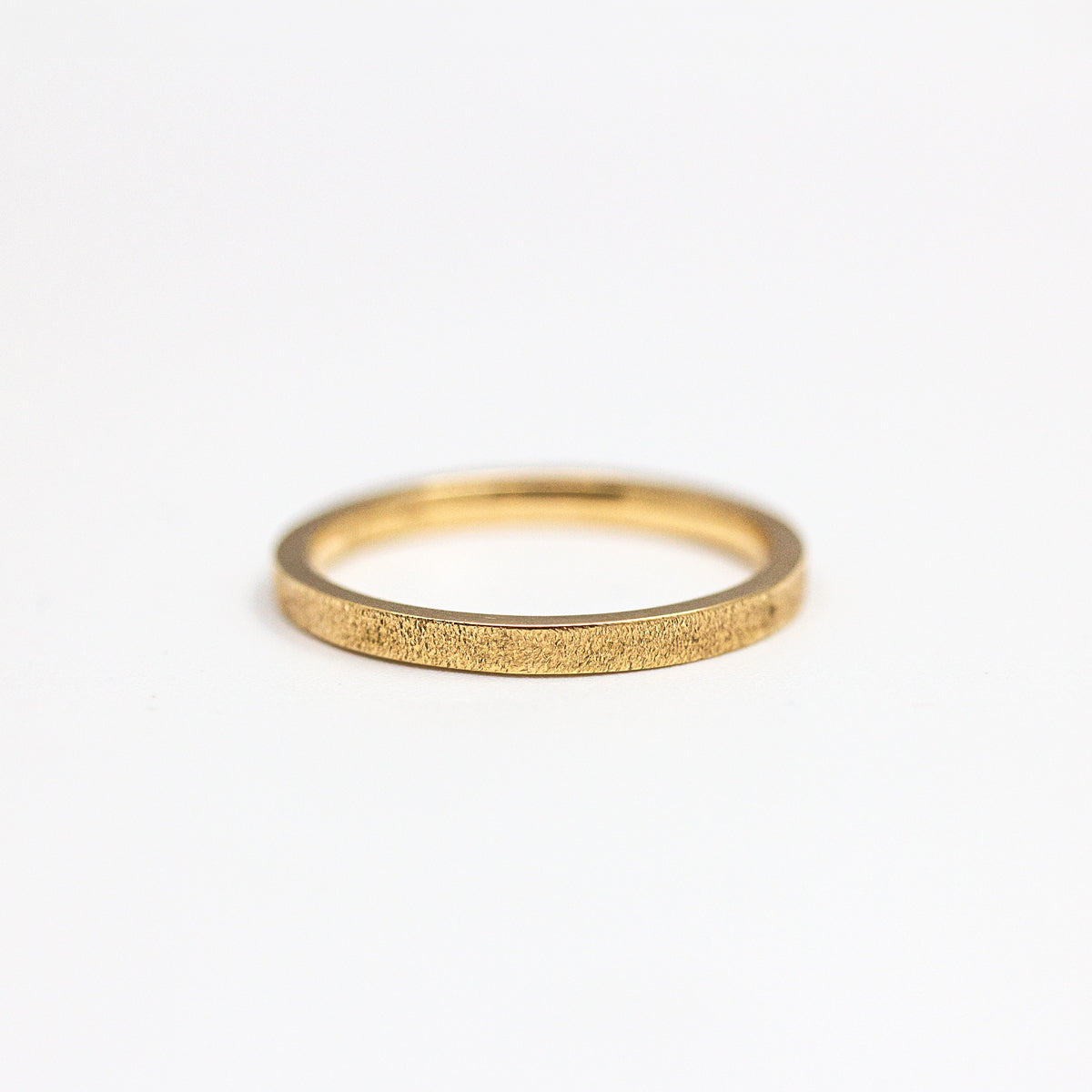 Alliance givrée fine femme en or rose-champagne recyclé 18 carats, texture givrée Gina ruban 2 mm. Fabrication artisanale & joaillerie éthique