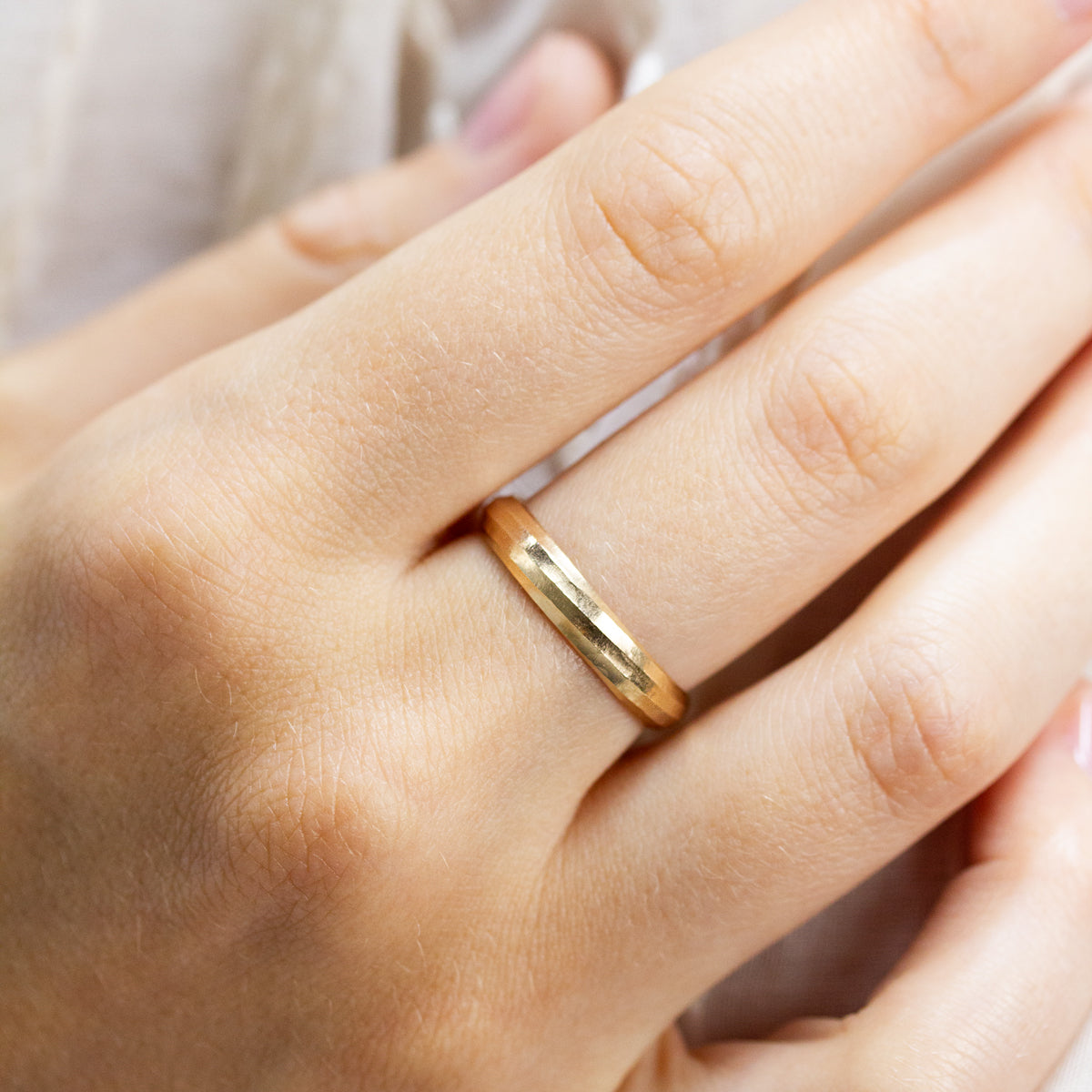 Alliance mixte En Chemin 4mm demi-jonc mariage en or jaune 18 carats Fairmined.