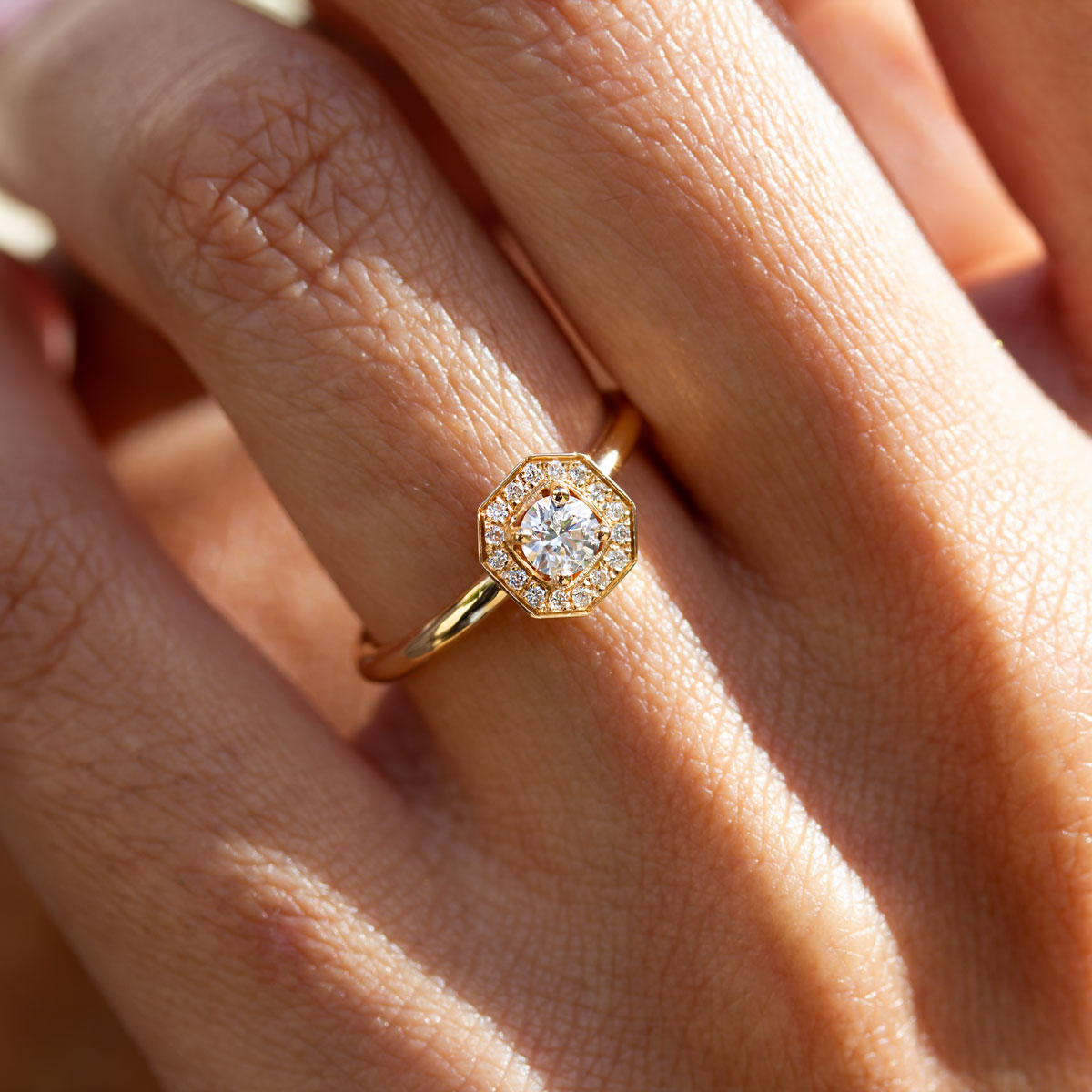 Bague artisanale en or Fairmined, joaillerie Paris.