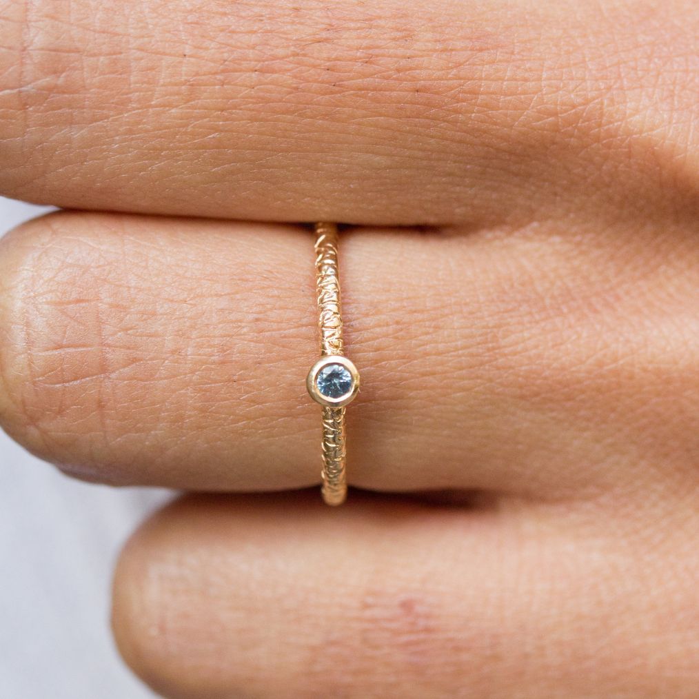 Bague avec pierre précieuse bleue , or éthique Fairmined, atelier de joaillerie.