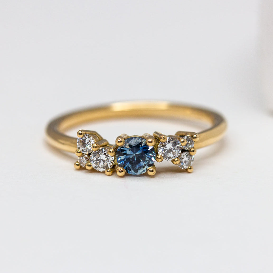 Bague Céleste avec personnalisation de texture et pierre éthique Fairmined, joaillerie artisanale Paris Lyon