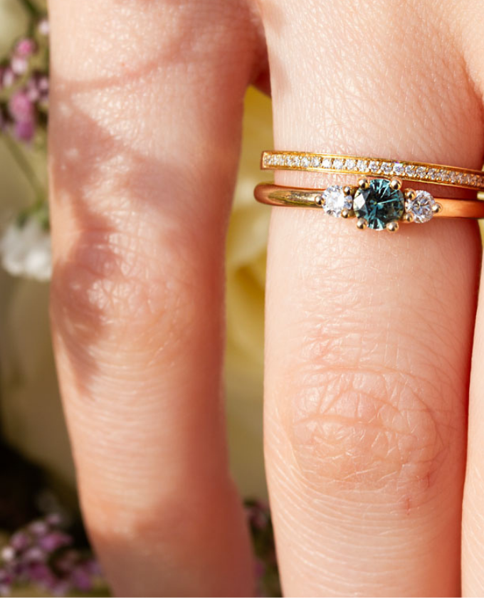 Bague de promesse.
Bijoux avec pierres.
Unions et fiançailles.