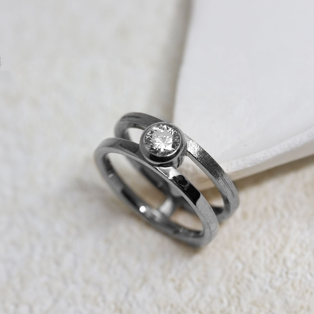 Bague ornée d'un diamant éthique.