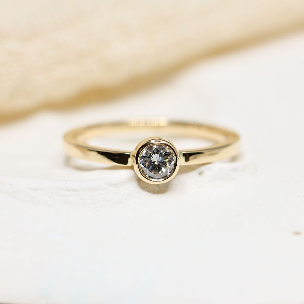 Bague en or rose-champagne ornée d'un diamant de laboratoire.