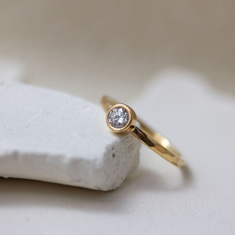 Bague avec diamant de synthèse en or rouge.