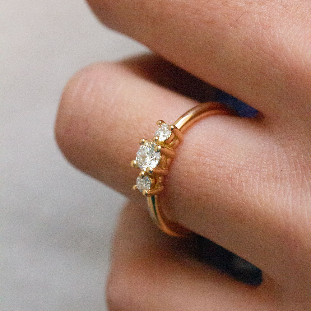 Bague avec diamants de synthèse éthique réalisée dans un atelier de joaillerie à Paris.