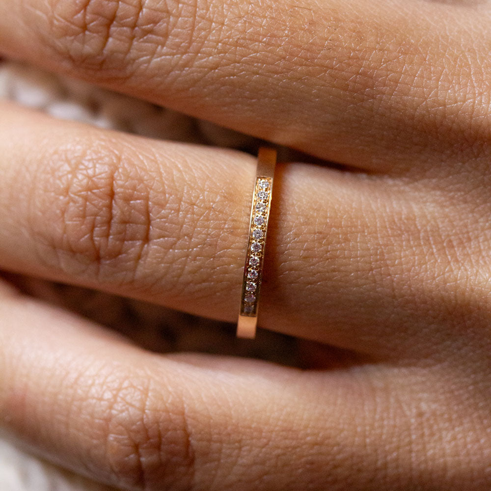 Bague en or avec diamants éthiques.