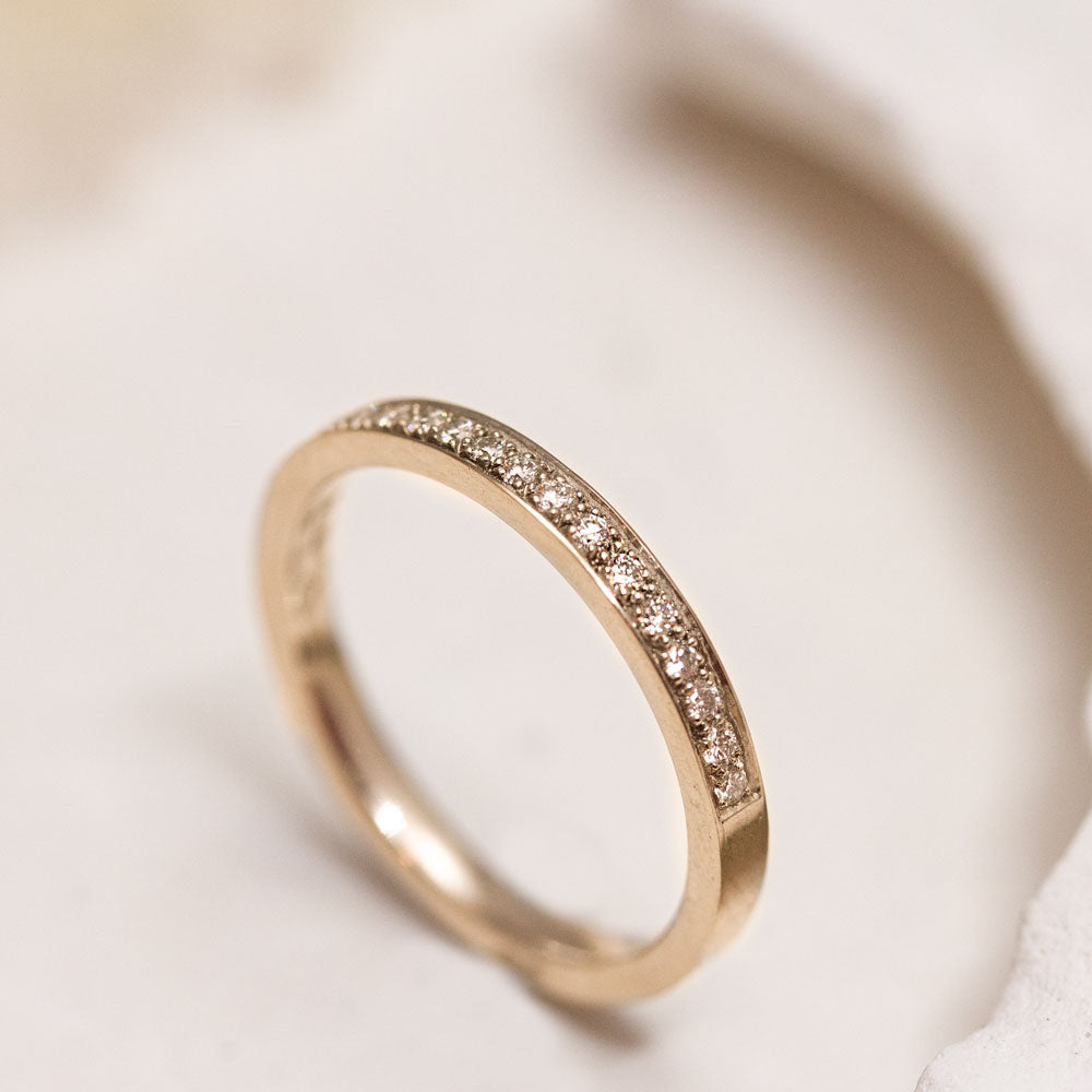 Bague avec diamant de synthèse en or rose-champagne éthique.