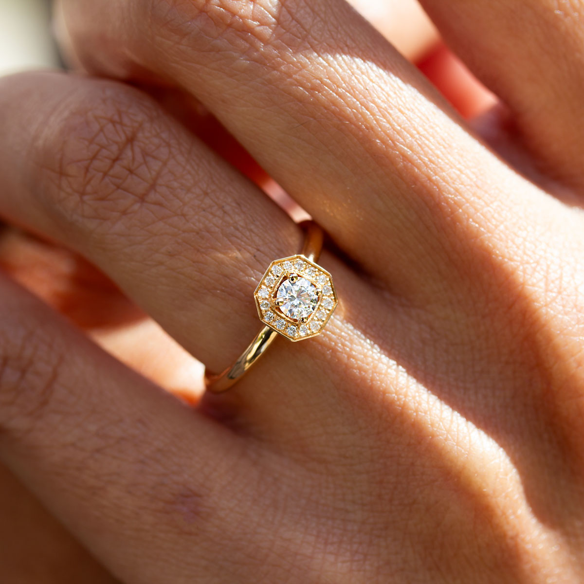 Bague ornée de diamants, imaginée à Paris.