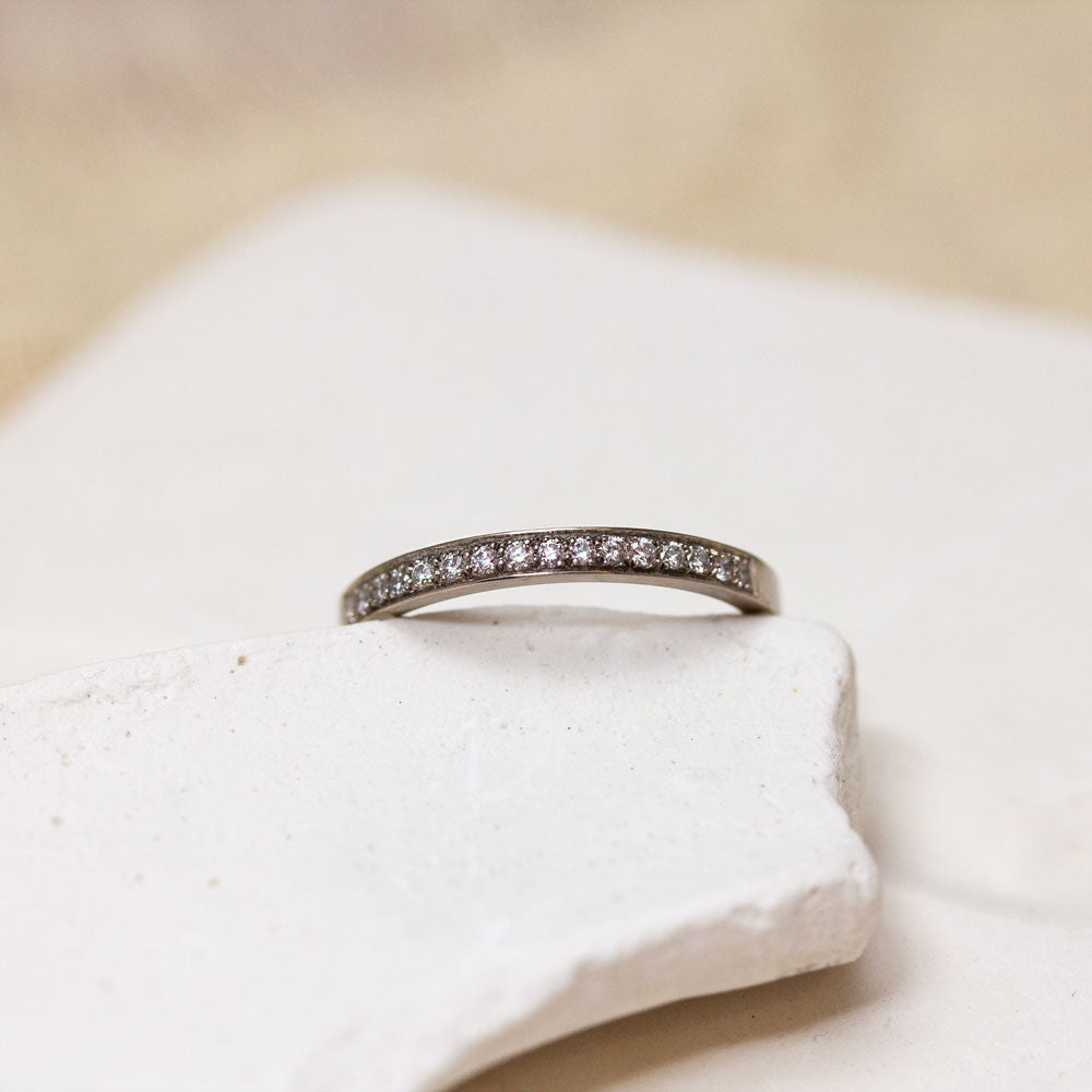 Bague avec diamants de synthèse en or gris palladié éthique.