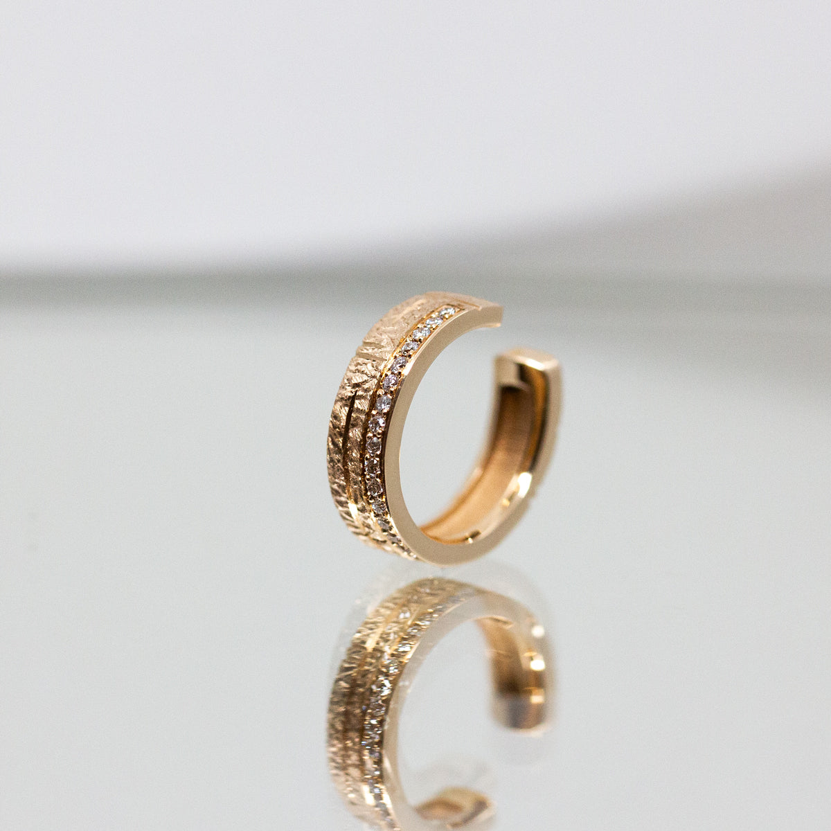 Bague d'oreille texturée en or recyclé ornée de diamants | Joaillerie éthique artisanale