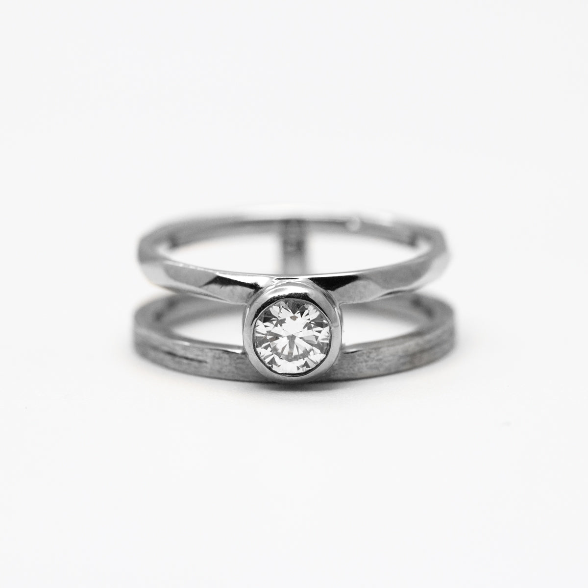 Bague double anneau en or jaune 18 carats.
Atelier parisien, joaillerie éthique
Union mariage