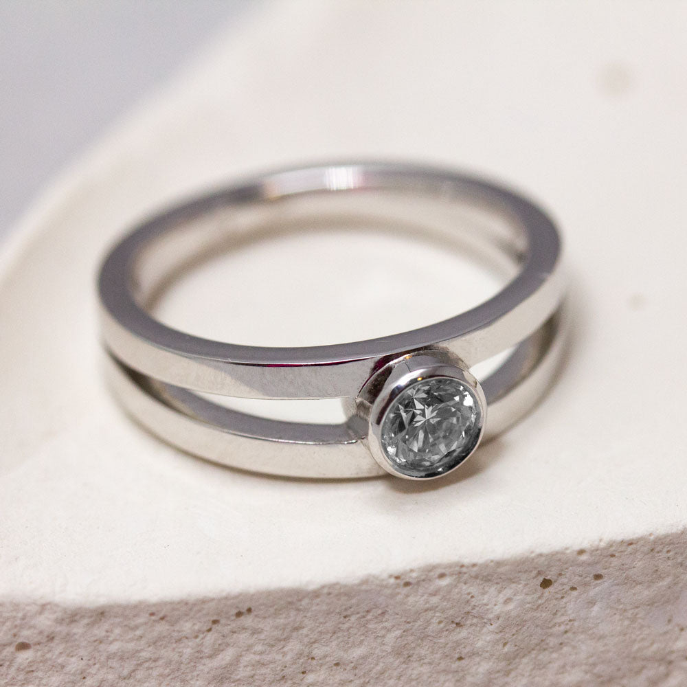 Bague double anneau sertie d'un diamant Paris et Lyon.