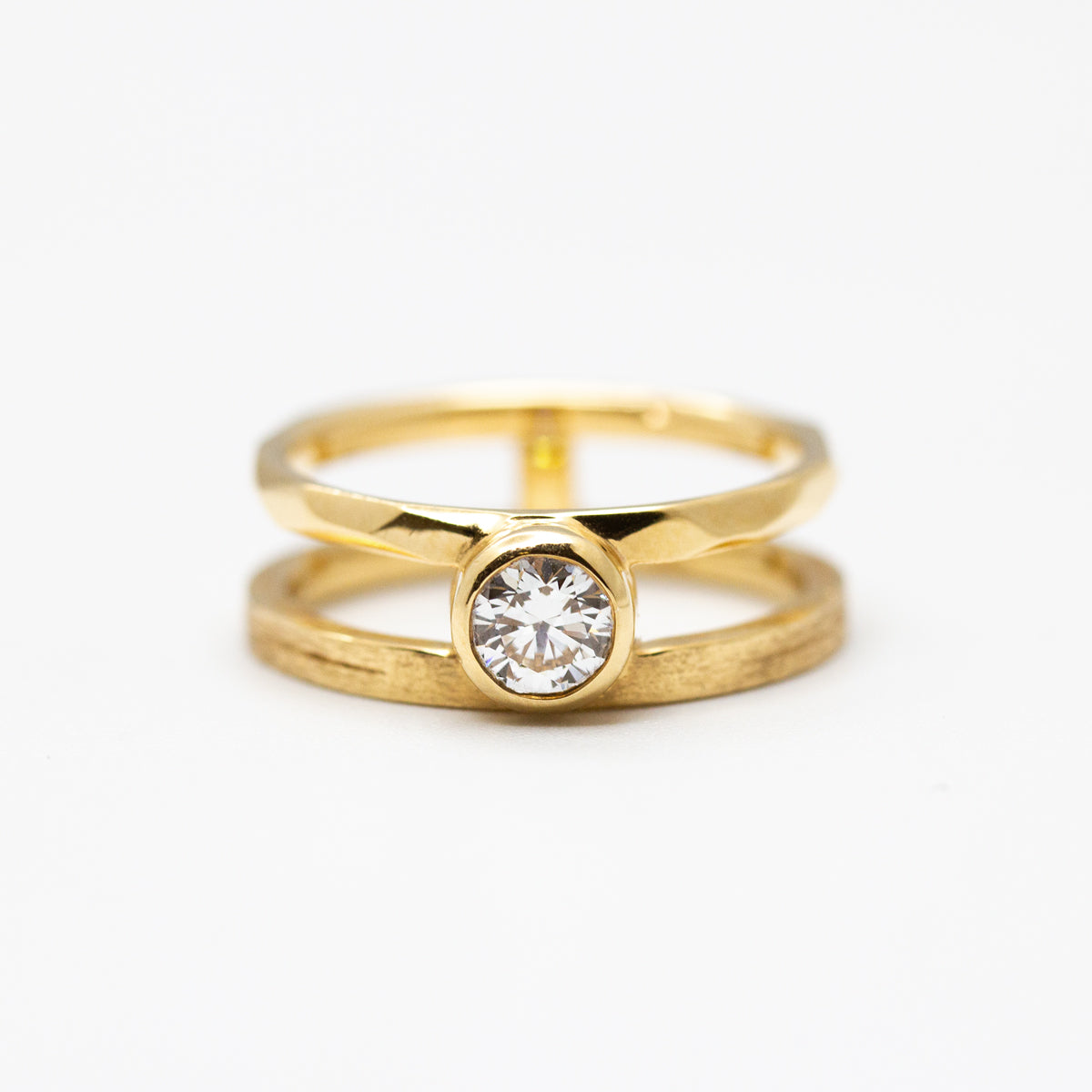 Bague double anneau en or jaune 18 carats.
Atelier parisien, joaillerie éthique
Union mariage