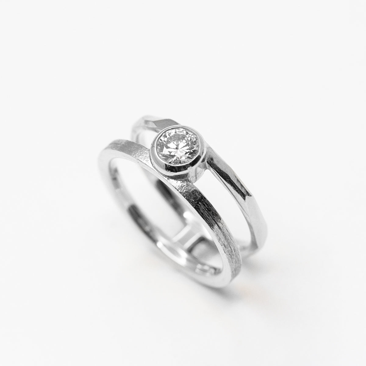 Bague double anneau en or jaune 18 carats.
Atelier parisien, joaillerie éthique
Union mariage