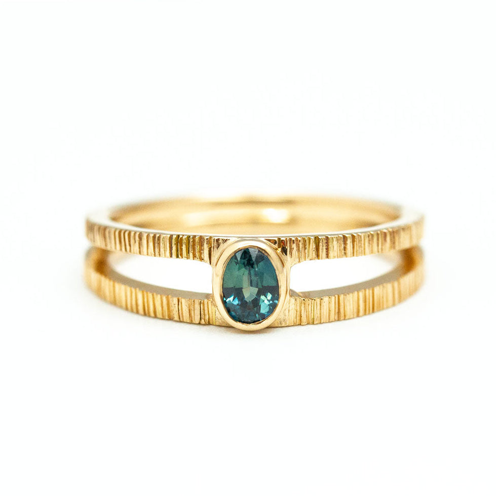 Bague double anneaux Syna avec pierre texturée, bague d’union, fiançailles et mariage en or éthique responsable, joaillerie artisanale atelier Paris Lyon