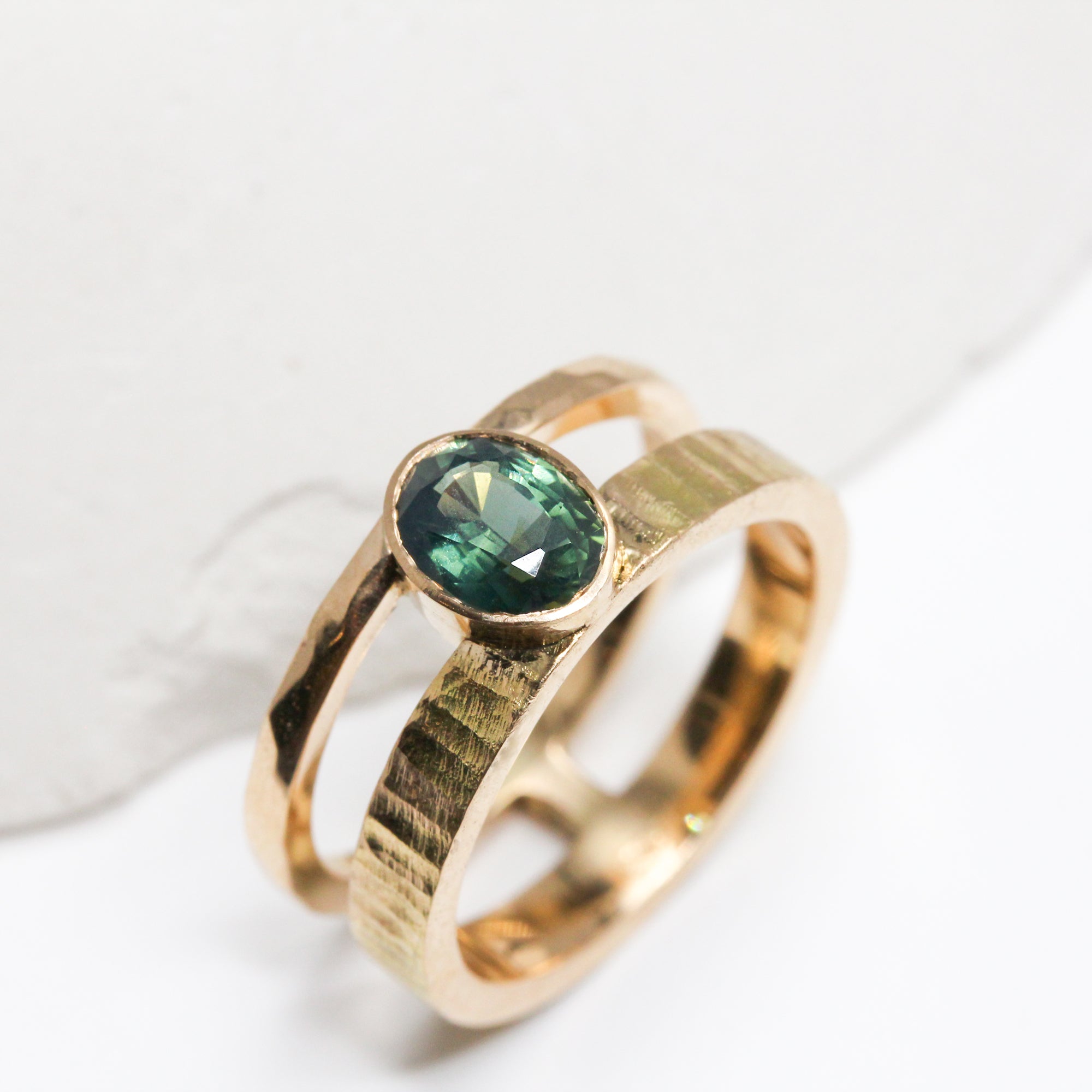 Bague Syna double anneaux personnalisée avec pierre texturée, alliance d’union, fiançailles et mariage en or responsable, joaillerie Paris Lyon