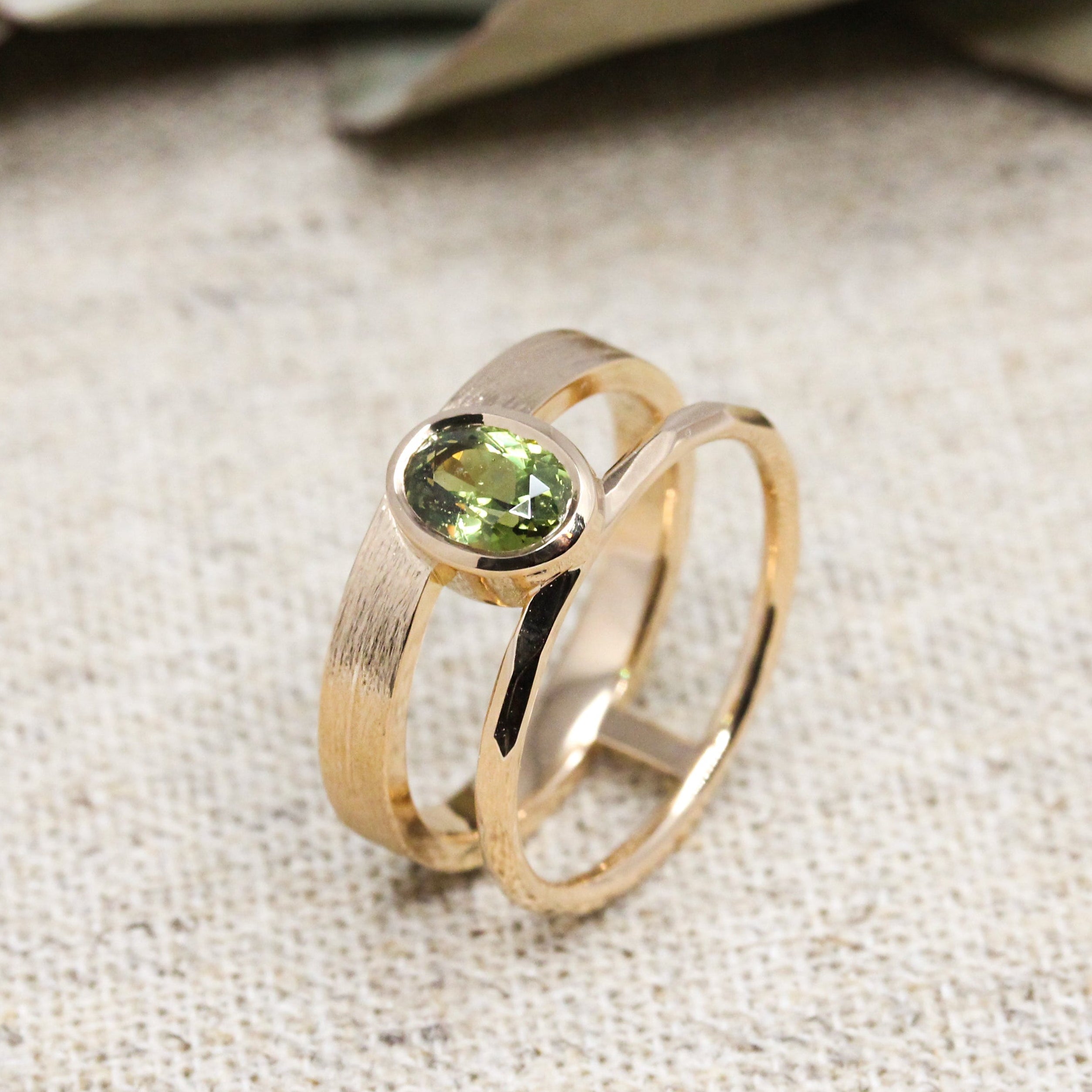 Bague Syna double anneaux personnalisée avec pierre texturée, alliance d’union, fiançailles et mariage en or responsable, joaillerie Paris Lyon