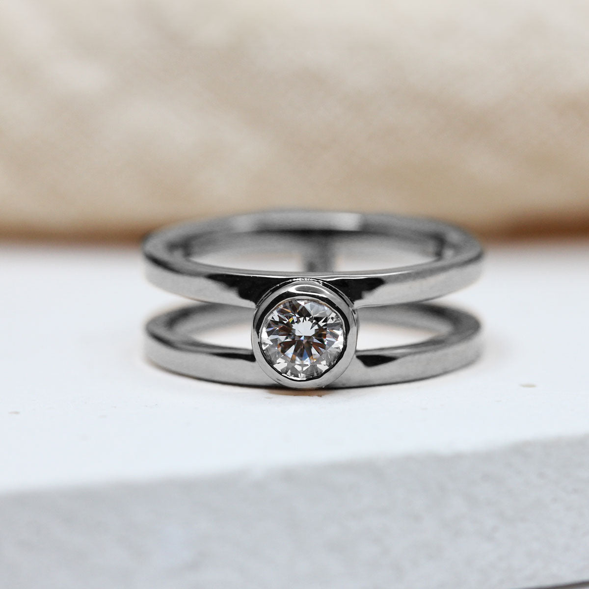 Bague double en or gris, joaillerie artisanale.